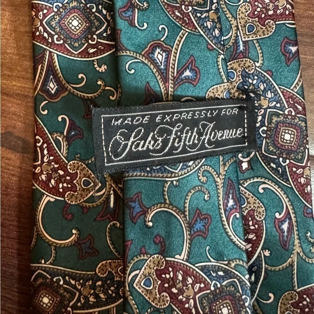 🌿SALE🌿SAKS Fifth Avenue All Silk Green Paisley Print Necktie